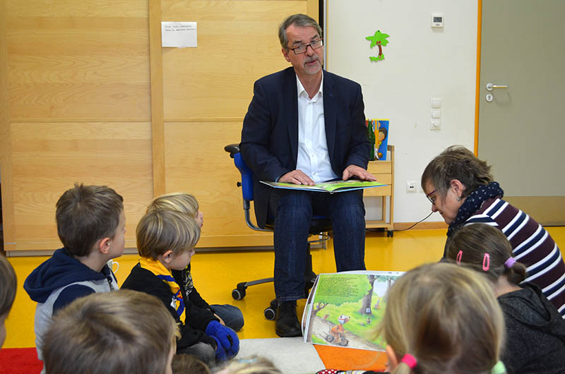 SPD-Landtagsabgeordneter Sven Lefkowitz beim Vorlesen der Geschichte Alles Meins: vom kleinen Raben Socke. Foto: pr