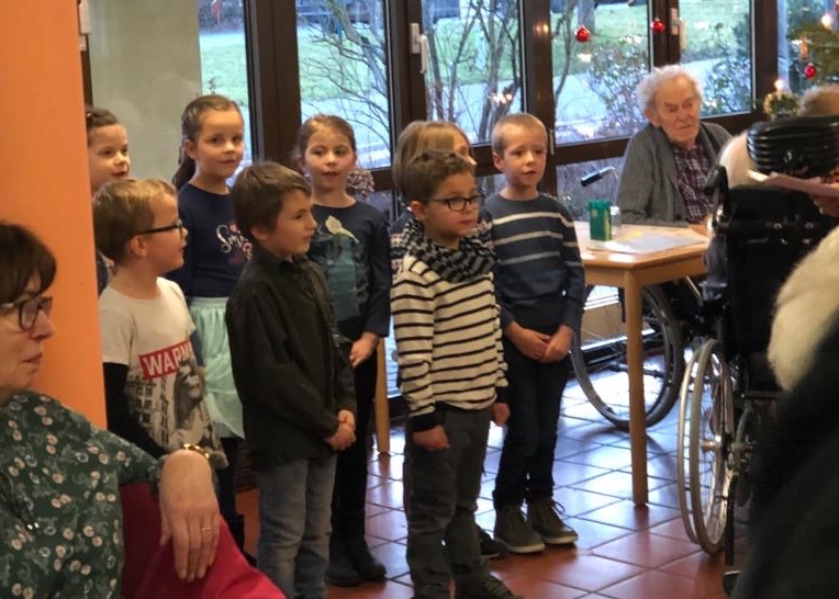 Kinder der Grundschule Etzbach zu Gast im Altenzentrum Hamm