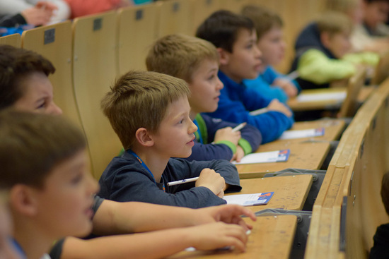 Etwa 300 Kinder waren ins Audimax der Uni Siegen gekommen. (Foto: Universitt Siegen)