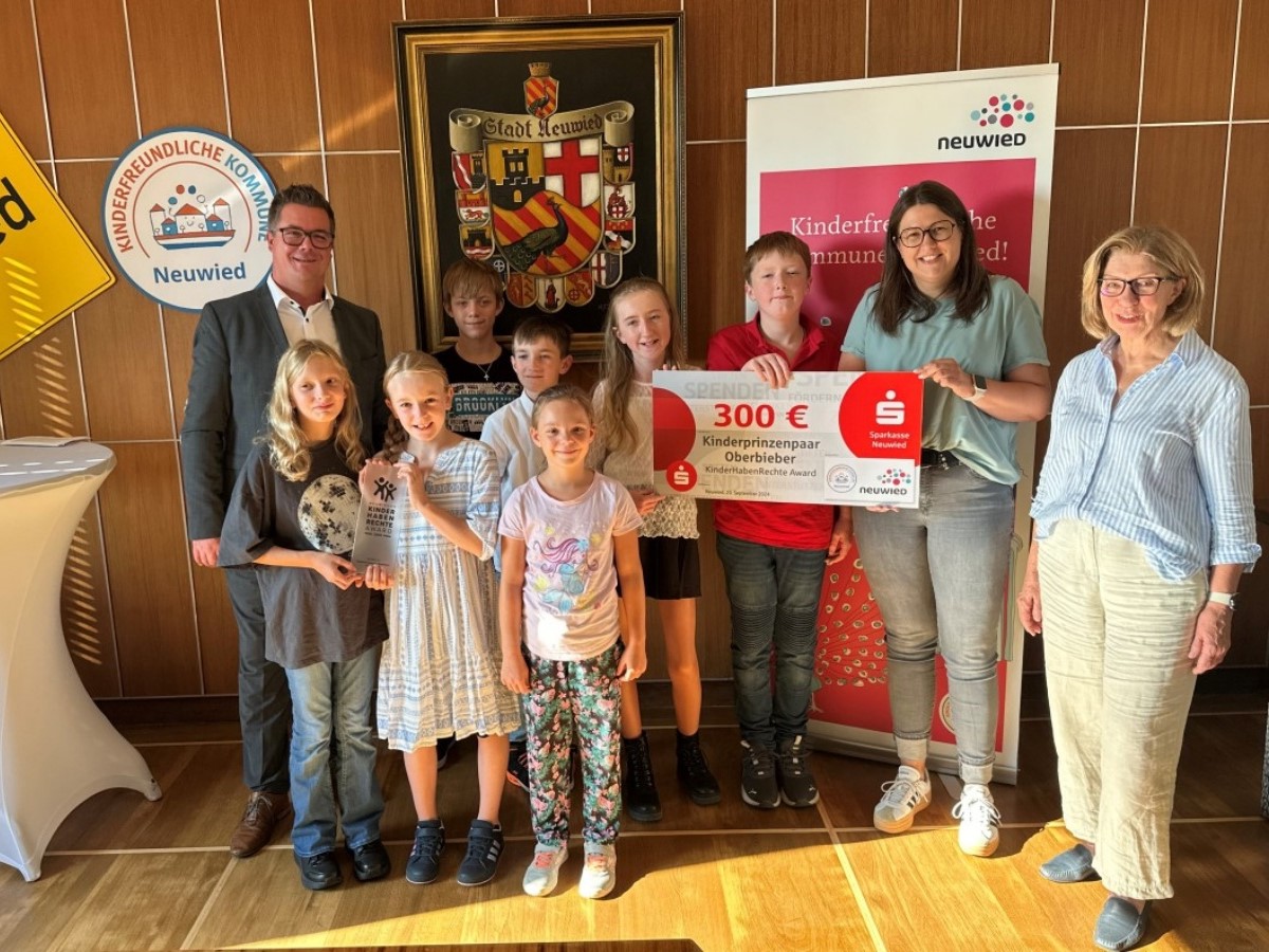 Brgermeister Peter Jung zeichnete das Oberbieberer Kinderprinzenpaar samt Gefolge mit dem "Kinder haben Rechte"-Award aus. Die Preistrger reichten ihre Prmie gleich weiter an Jenny Jung und Ingrid Steyer vom Neuwieder Hospiz-Verein. (Fotos: Stadt Neuwied/Ulf Steffenfauseweh)