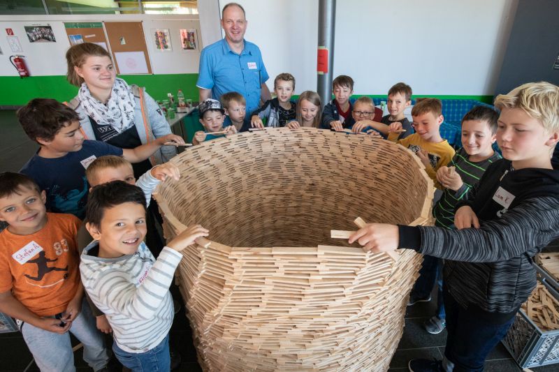 Mit 8000 Holzkltzen und Druckverband biblische Geschichten kennengelernt