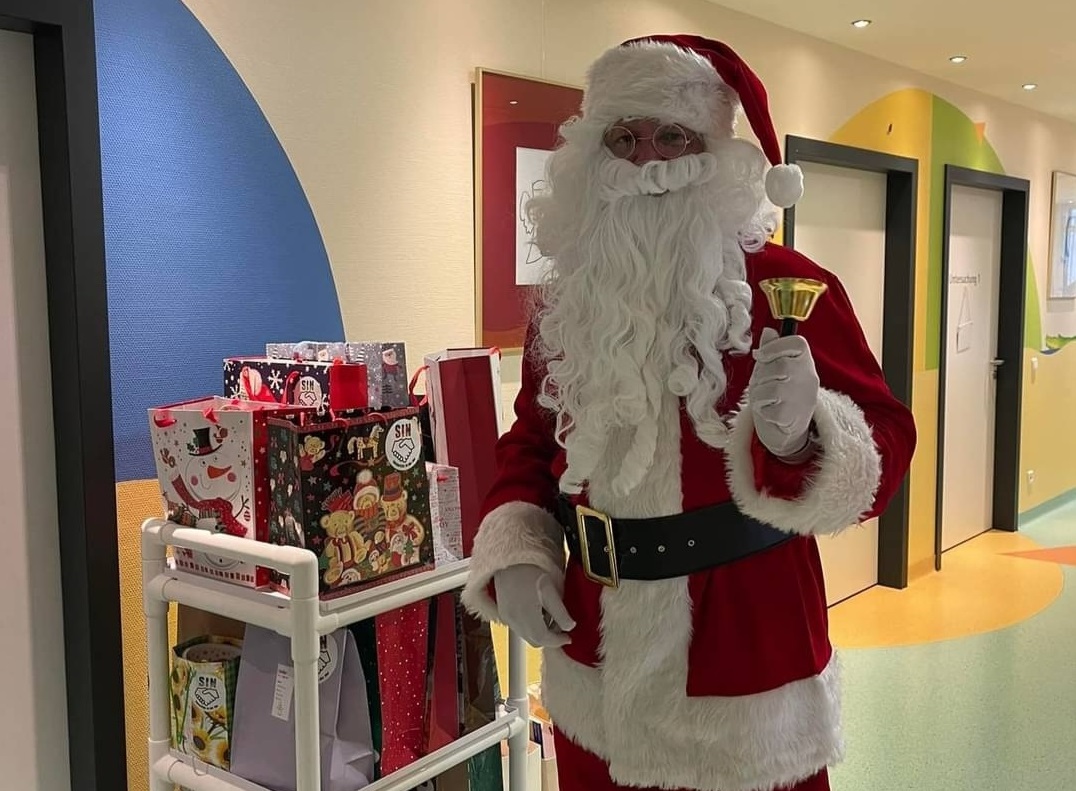 Weihnachtsmann verbreitet Freude und Hoffnung in der Kinderklinik Neuwied