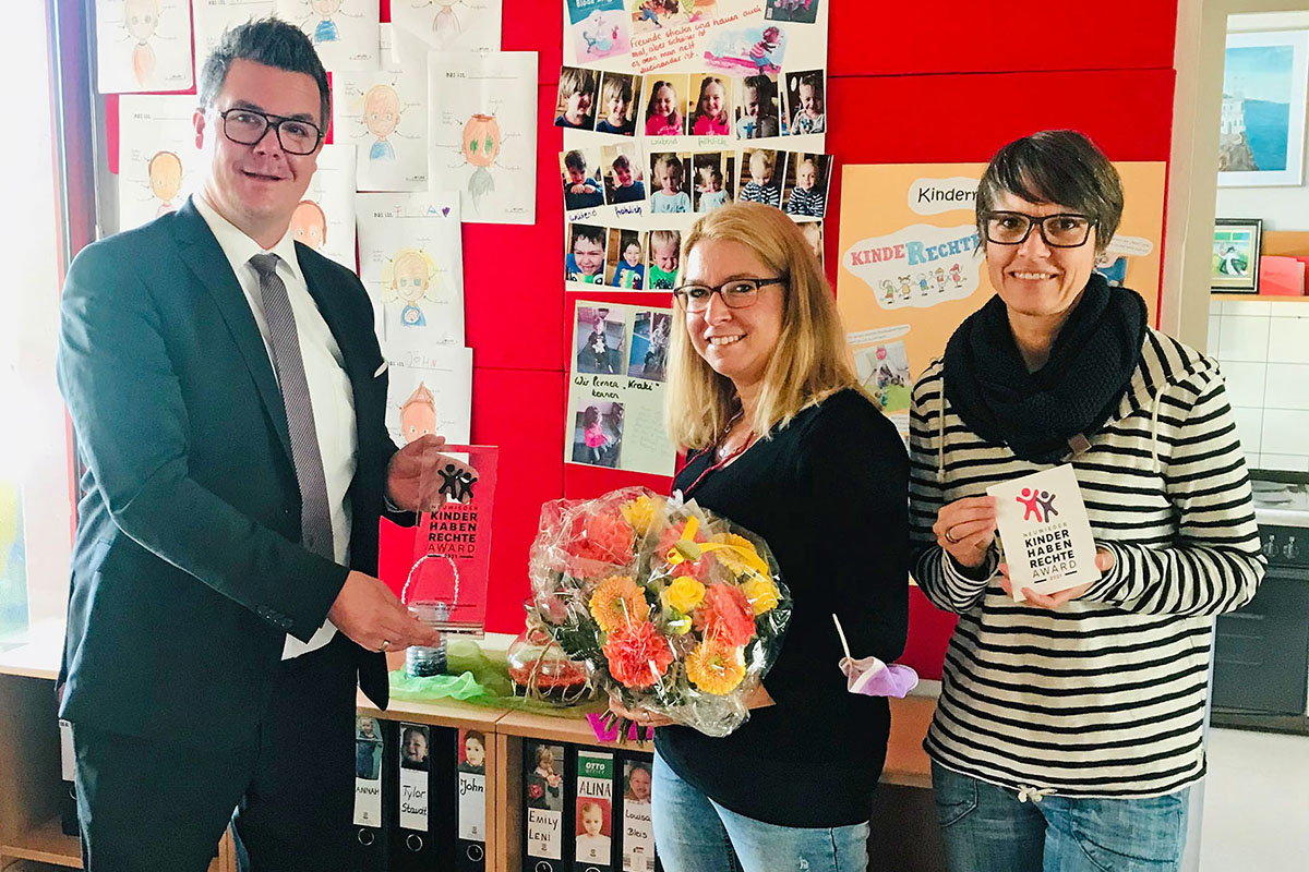 Brgermeister Peter Jung berreicht den erstmals verliehenen Neuwieder Kinderrechte-Award an Erzieherin Simone Rockenfeller (Mitte) und Anke Otterbach-Grosch, Leiterin der katholischen Kindertagessttte St. Michael in Feldkirchen. Foto: Stadt Neuwied