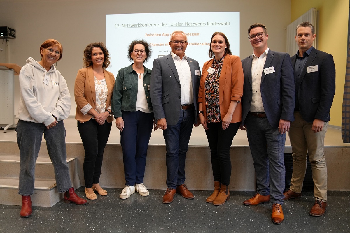 Brgermeister Peter Jung und Landrat Achim Hallerbach waren gern der Einladung der Koordinatorinnen zur 13. Netzwerkkonferenz mit dem Titel "Zwischen App und Abendessen - Schutz und Chancen im digitalen Familienalltag gefolgt." (Foto: Felix Banaski)