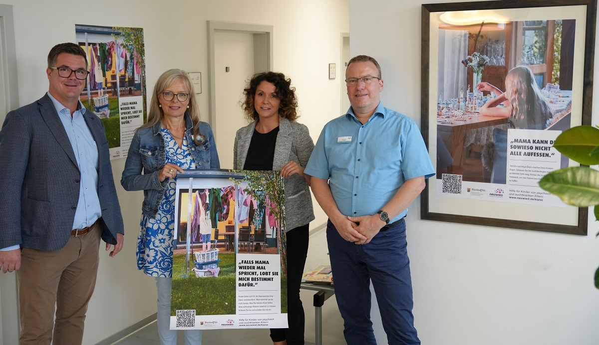 Mit einer Plakat- und Social-Media-Kampagne weist die Stadtverwaltung unter Federfhrung von Brgermeister Peter Jung (von links) mit den Mitarbeiterinnen Anja Piquardt und Franziska Klein sowie Amtsleiter Bernhard Fuchs auf das Angebot des Lokalen Netzwerks Kindeswohl hin.
(Foto: Stadt Neuwied/Maxie Meier)