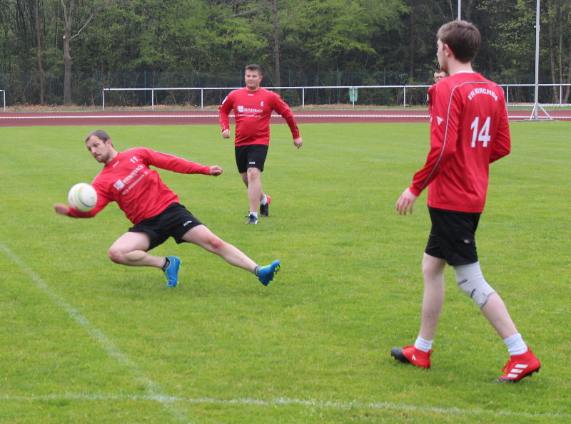 Faustball: VfL Kirchen startet sieglos in die Feldsaison