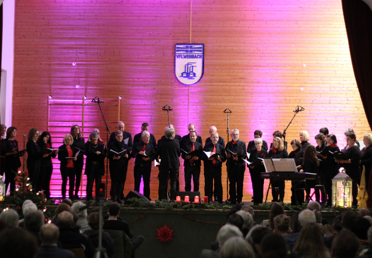 Weihnachtliches Konzert in Kirchen-Wehbach: Drei Chre servierten Gnsehautmomente