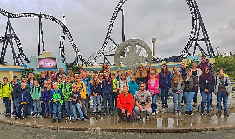 Die "Siegperle"-Jugendlichen waren im Movie Park on Bottrop zu Gast. Foto: Verein