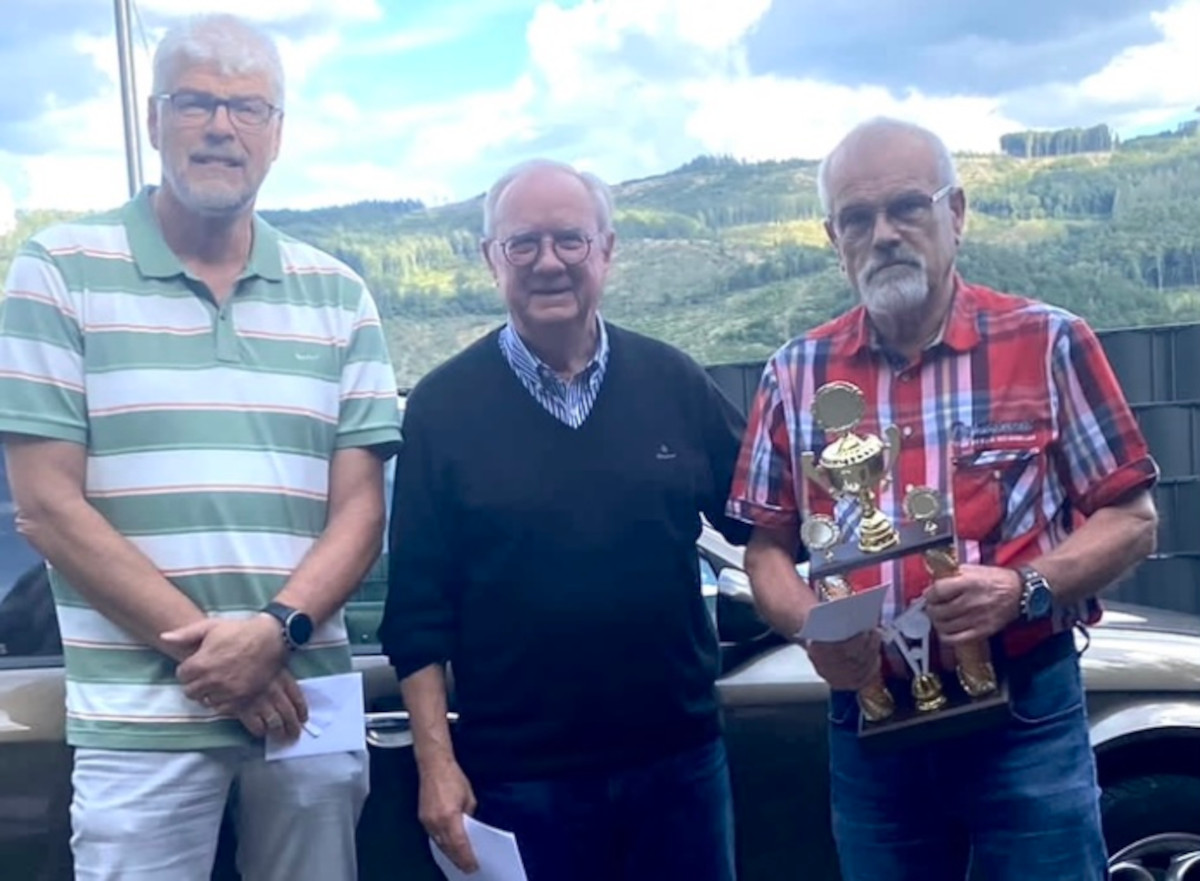 Von links: Harald Diehl (Erzquellbrauerei), Klaus-Jrgen Griese (Sportbeauftragter), Karl Otto Kern (Schtzenverein "Tell" Kirchen). (Foto: Klaus-Jrgen Griese)