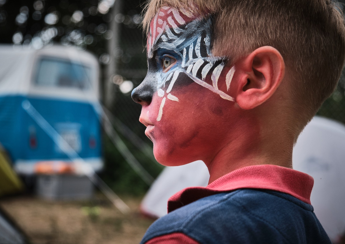 Spiderman klettert in die Kinderabteilung des DRK Krankenhauses Kirchen