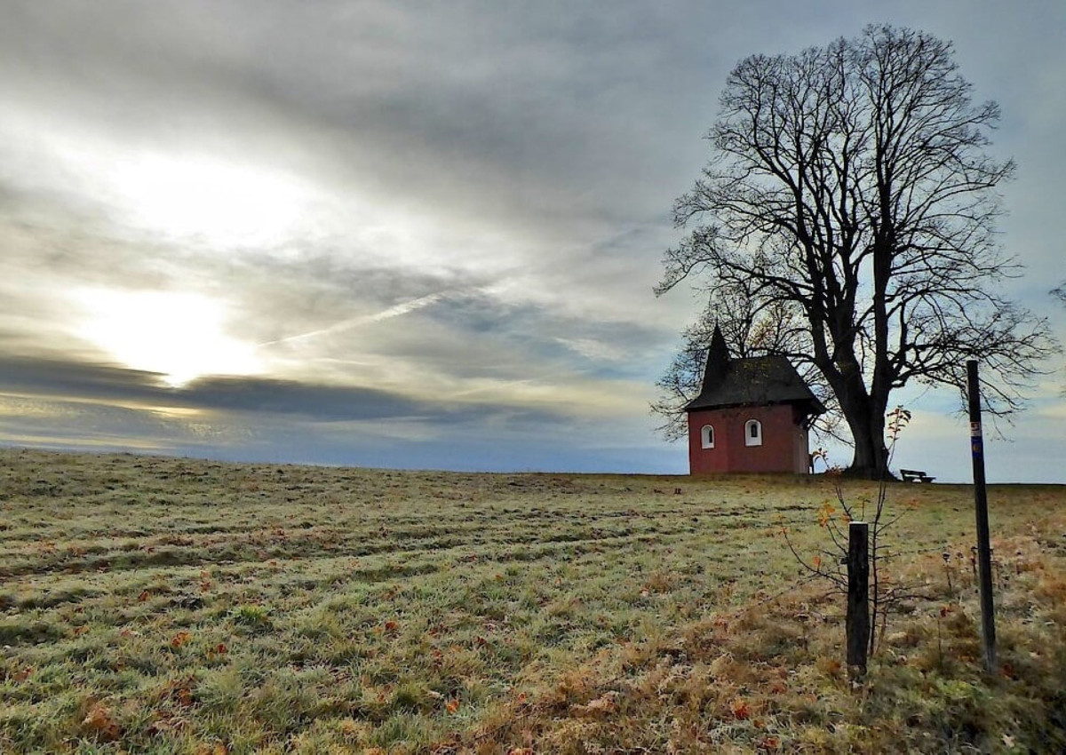 Die rote Kapelle bei Friesenhagen gehrt zu den Sehenswrdigkeiten der Tour. (Foto: Sven Wolff)