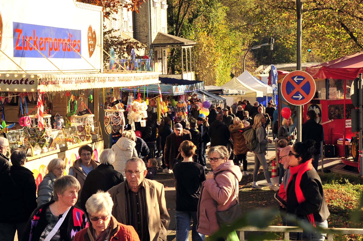 Zahllose Besucher bevlkerten die Festmeile ...