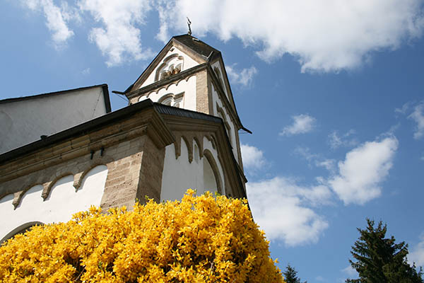 Die Erzbischof-Hermann-zu-Wied-Gedchtniskirche im Frhling. Seit 1995 engagiert sich der Kirchbauverein Niederbieber fr die Pflege und den Erhalt des denkmalgeschtzten Gebudes. Foto: Verein 