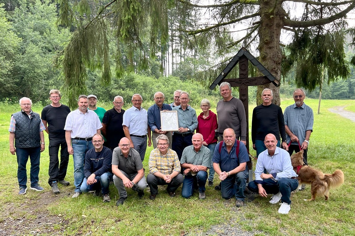 Vorstand und Mitglieder des Vereins Jugendzeltplatz Kirchwies e.V. in Windhagen zusammen mit den Ehrengsten Landrat Achim Hallerbach (hinten, 6. v.l.), Brgermeister Michael Christ (hinten, 3. v.l.) und Ortsbrgermeister Martin Buchholz (vorne, 1. v.r.) bei der Gratulation zum 50-jhrigen Jubilum (Foto: Elisabeth Klckner)