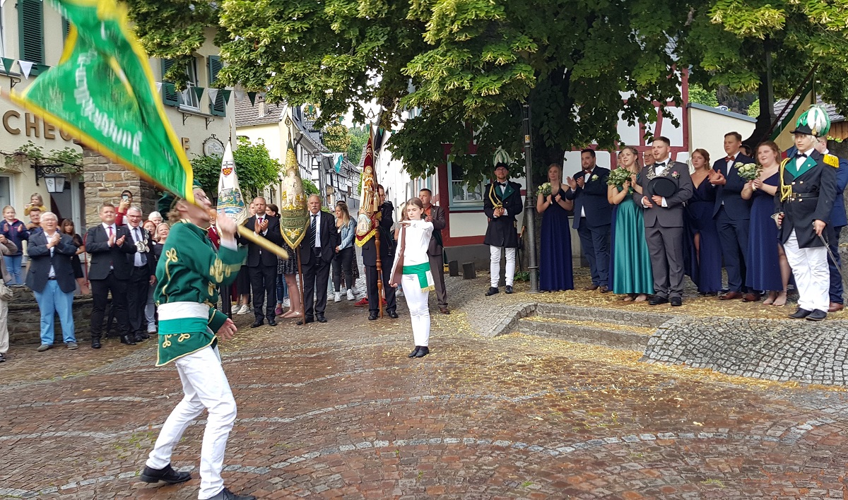 Vor dem Knigsball wurde auf dem Scheurener Dorfplatz fr das Knigspaar die Fahne geschwenkt (Foto: Alfons Muhoff)