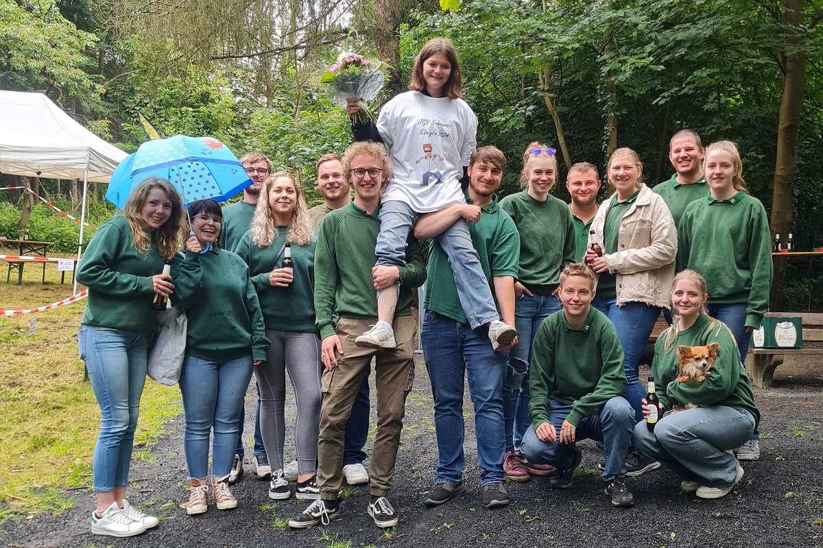 Die JGV-Mitglieder lassen ihre neue Knigin Selena Blankenheim hochleben. (Foto: Lea Adenauer)