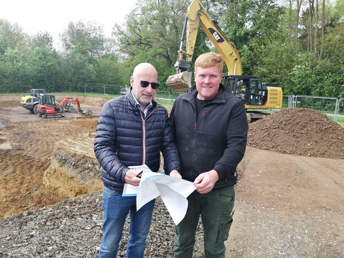 Hartmut Kiry und Marc Schumann (rechts) berzeugen sich, dass die Ausschachtungsarbeiten wie geplant verlaufen. (Foto: vh)