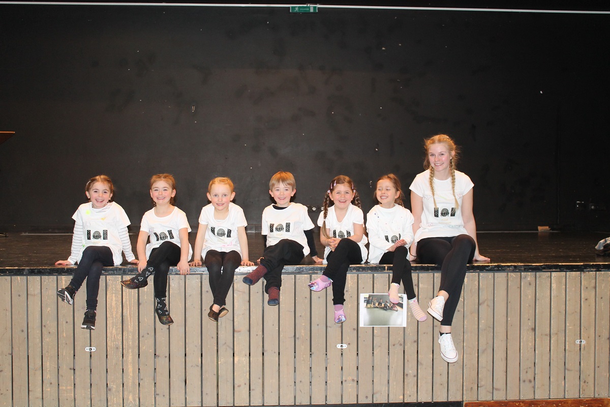 Sechs Kinder tanzten unter der Leitung von Anna Manderbach (rechts) was das Zeug hlt. (Foto: Kita Wirbelwind)