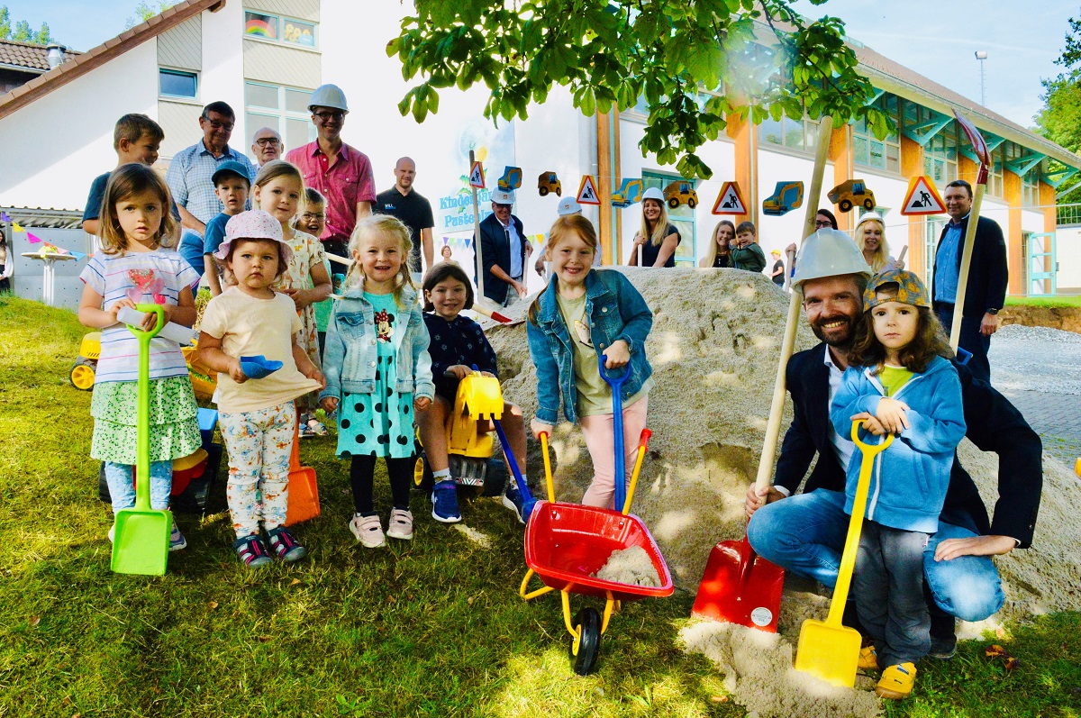 Endlich geht es los: Mit dem symbolischen Spatenstich gaben die Kinder sowie die Verantwortlichen von Ortsgemeinde und Verbandsgemeindeverwaltung den Startschuss fr den Erweiterungsbau der Kindertagessttte Pusteblume in Girod. (Foto: VG Montabaur/Ingrid Ferdinand)