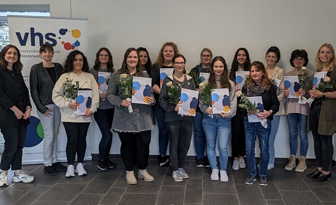 Katharina Lrsch (links) und Alexandra Tschesche (zweite von links) gratulieren zum erfolgreichen Abschluss der Fortbildung. (Foto: Kreis-vhs/Liane Mies)