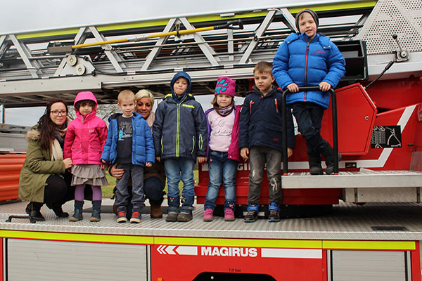 Stdtische Kita Haus Kunterbunt besuchte Feuerwehr