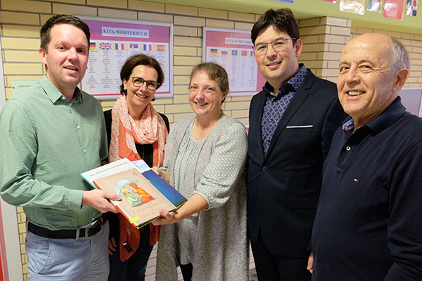 Von links: Alexander Kirst, Kassierer des MGV, Anke Dierdorf, Kita-Leiterin Ria Nowak, Brgermeister Michael Mang und Josef Hahn. Foto: Stadt Neuwied