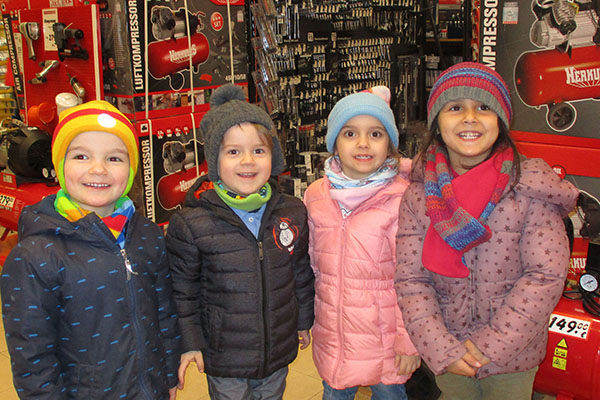 Die jungen Handwerker im Baumarkt. Foto: Stadt Neuwied