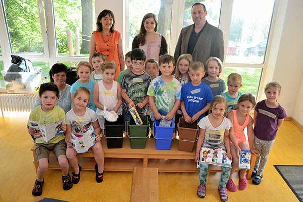 Die Vorschulkinder des katholischen Kindergartens St. Bartholomus in Windhagen mit Marc Decker (1.v.re hintere Reihe). Zur Seite standen die Erzieherinnen Inge Schelo (1.v.li 2. Reihe) und Franziska Schmitz (Mitte letzte Reihe). Das Projekt betreut bei der Kreisverwaltung Neuwied Priska Dreher (1.v.li hintere Reihe). Foto: Kreisverwaltung