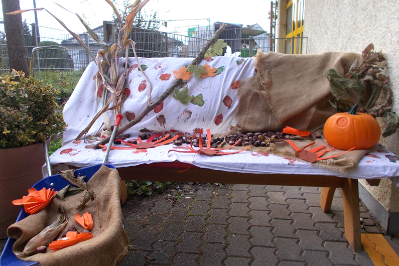 Die Kinder der Kita Stromberg gestalteten eine Erntedankbank. Foto: privat