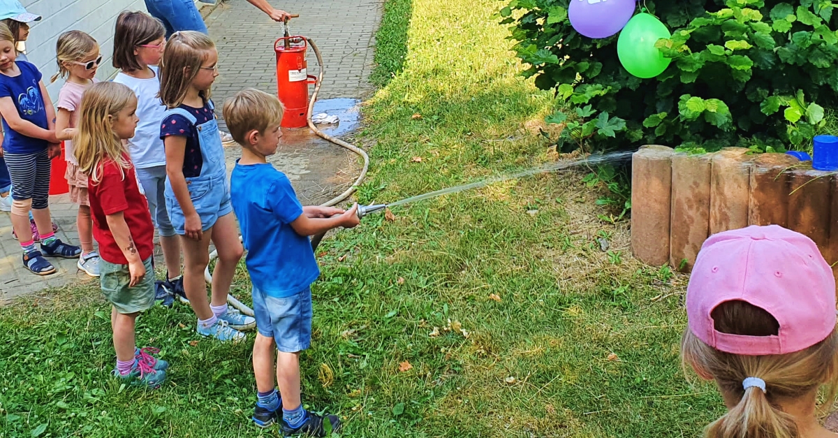 Vom "Dosenwerfen" mit der Wasserspritze waren die Kinder der Kita Lwenzahn whrend der Kita-Olympiade besonders begeistert. (Foto: Elternausschuss)