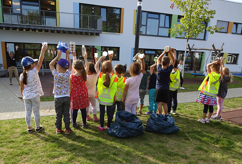 Die angehenden Schulkinder der Kita Lohweg waren bei der Aktion Saubere Landschaft dabei und hatten so einige Fundstcke zu prsentieren. Fotos: Stadt Bendorf