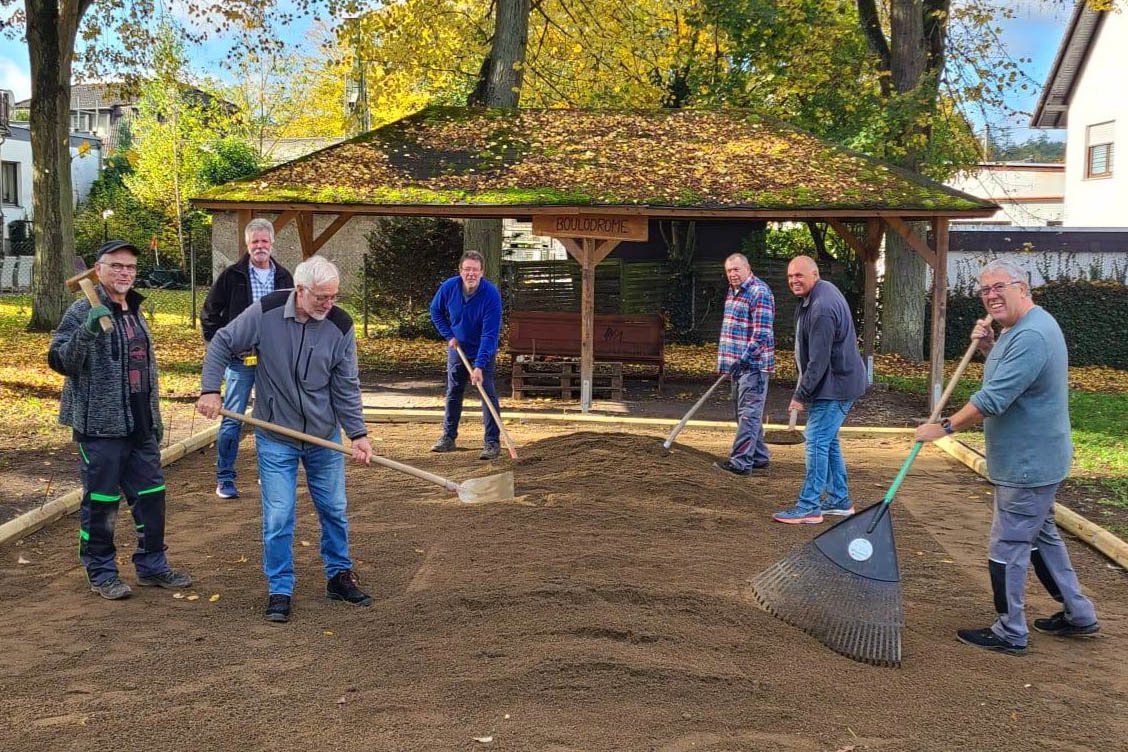 Ortsvorsteher Tro (2. v. l.) bedankte sich vor Ort bei den fleiigen Boulespielern. Foto: Rolf Straschewski