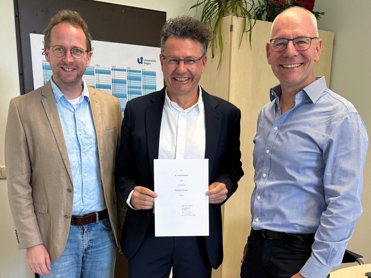 Andr Klahold (Mitte) mit Dekan Prof. Dr. Holger Schnherr (rechts) und Prof. Dr. Jran Beel (links) (Foto: Uni Siegen)