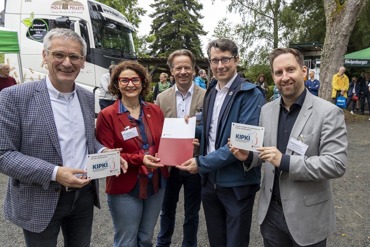 v.l.n.r: Hendrik Hering (Landtagsprsident von Rheinland-Pfalz), Gabriele Greis (Brgermeisterin der Verbandsgemeinde Hachenburg), Marco Drner (Erster Beigeordneter der Verbandsgemeinde Hachenburg), Michael Hauer (Staatssekretr im Ministerium fr Klimaschutz, Umwelt, Energie und Mobilitt Rheinland-Pfalz), Dr. Timo Karl (Nachhaltigkeitskoordinator der Verbandsgemeinde Hachenburg). (Fotos: Rder-Moldenhauer)