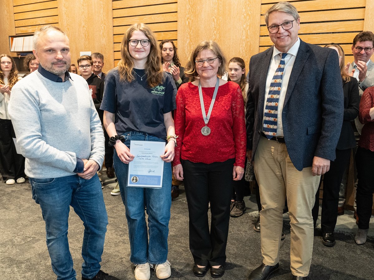 Landesposaunenwart KMD Jrg Husler, Miriam Kutscher mit Urkunde, Marion Kutscher mit Medaille, Kreiskantor KMD Thomas Schmidt (Foto: Marcel Ku)