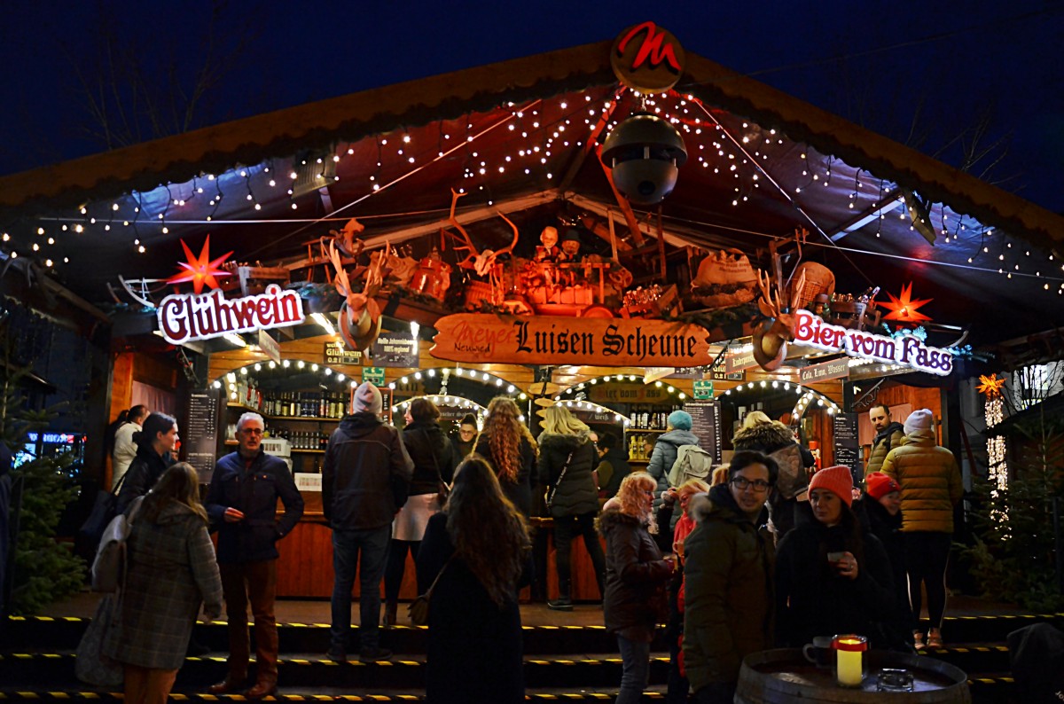 In der Luisenscheune verkauft Oberbrgermeister Einig Glhwein fr den guten Zweck. (Foto: Franz-Joseph Dehenn)