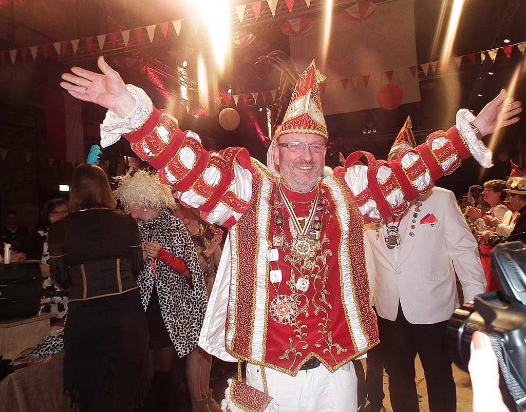 Prinz Michael II. lie sich von den Wissener Nrrinnen und Narren feiern. Fotos: Regina Steinhauer 
