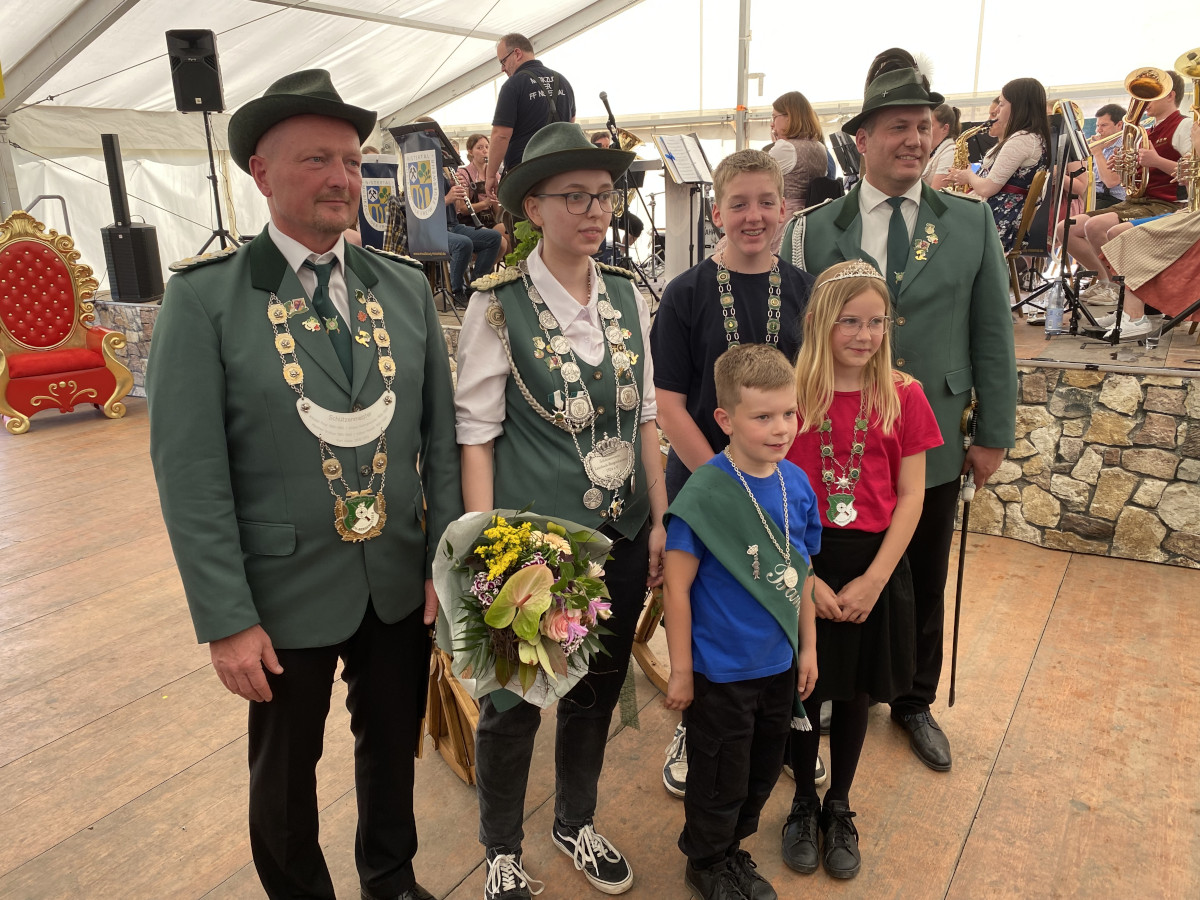 Merle Hasselbach besteigt den Thron der Schtzenknigin bei Leuzbacher Fest