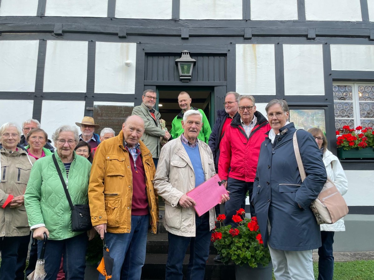 Die Besuchergruppe vor dem Museum gemeinsam mit Norbert Grttner (Foto: Mechthild Walter)