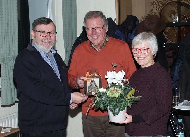 Heinz Burbach (mi.) sprach in Wissen ber die deutsche Sprache. Im Namen der Kolpingsfamilie bzw. Frauengemeinschaft bedankten  sich Richard Walter und Angela Nilius. (Foto: Kolpingsfamilie)