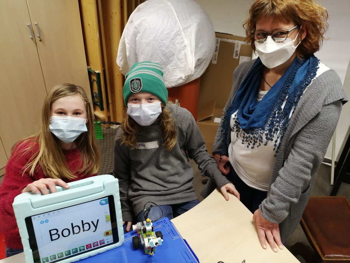 Emma, Lotta und Michaela Wei verfolgen gespannt, wie Roboter Bobby die Befehle ausfhrt. (Foto: vh)