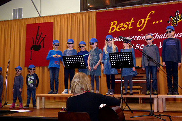 Der Gemischte Chor Thalhausen in heimischer Mehrzweckhalle und der Kinderprojektchor im Blauland. Fotos: Hans Hartenfels