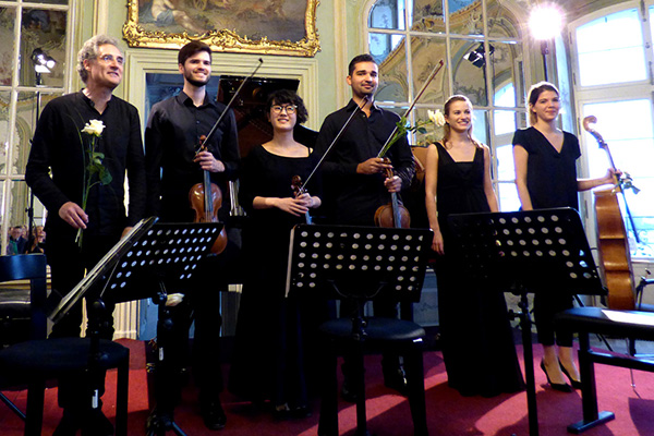 Der Klavierprofessor mit den fnf exzellenten Nachwuchsmusikern (von links)  Alexander Kisch, Michiko Yamada, Yasin Gndisch, Clara Pouvreau und Latica Anic. Foto: Hans Hartenfels
