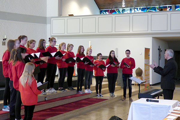 Der Kinder- und Jugendchor Waldbreitbach begeisterte in der Kurtscheider Kirche bei einem Benefizkonzert zugunsten armer Jugendlicher. Foto: Hans Hartenfels