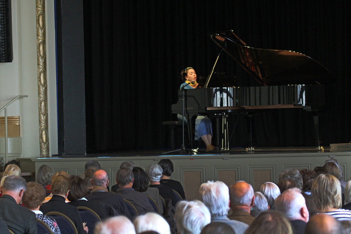 Die in Moskau geborene Sngerin Yulia Parnes erffnete am Klavier das Friedenskonzert mit einem ukrainischen Lied. (Foto: Stadt Bad Honnef)