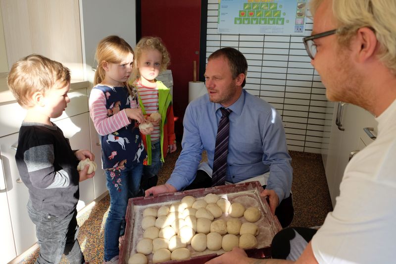 Brgermeister Jan Einig und Pascal Preiing mit drei Nachwuchsbckern kurz bevor deren Brtchen in den Ofen kamen. Fotos: privat