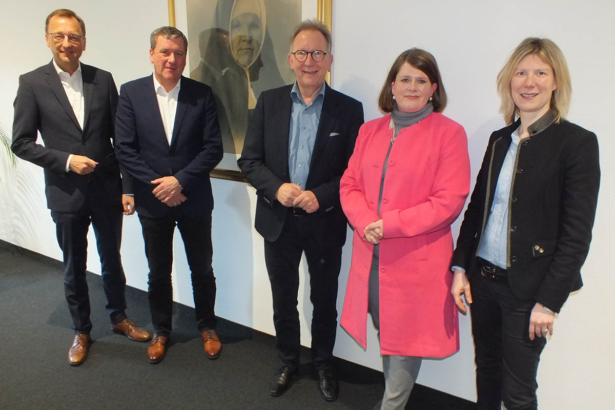 Um Perspektiven der Krankenhuser im Westerwald ging es in Dernbach bei einem Informationsaustausch zwischen Josef Oster, Manfred Sunderhaus, Erwin Rddel, Alexandra Marzi und Jenny Gro. Foto: Reinhard Vanderfuhr / Bro Rddel 