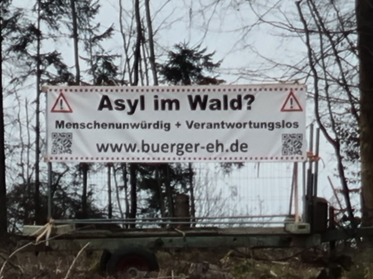 Mit Bannern macht die BI auf ihre Einstellung in Sachen Containerdorf bei Isert aufmerksam. (Foto: vh) 