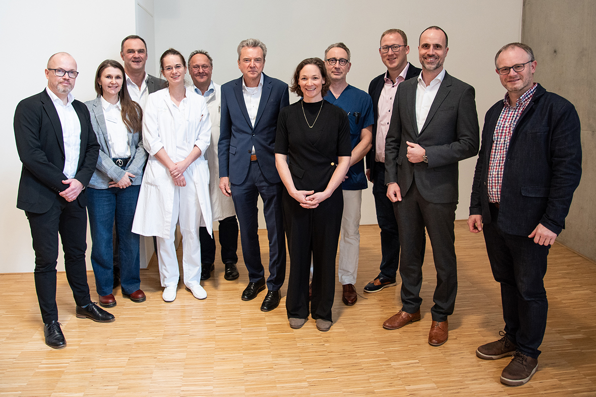 Freuen sich ber den neuen Kreisaal-OP: Geschftsfhrer Christian Link (links), Clemens Hoch, der rheinland-pflzische Minister fr Wissenschaft und Gesundheit (2. von rechts), Oberbrgermeister Jan Einig (rechts), das Direktorium des Marienhaus Klinikums St. Elisabeth Neuwied sowie die Chefrzte der Klinik fr Frauenheilkunde und Geburtshilfe und der Klinik fr Kinder und Jugendmedizin. Foto: Christian Belz