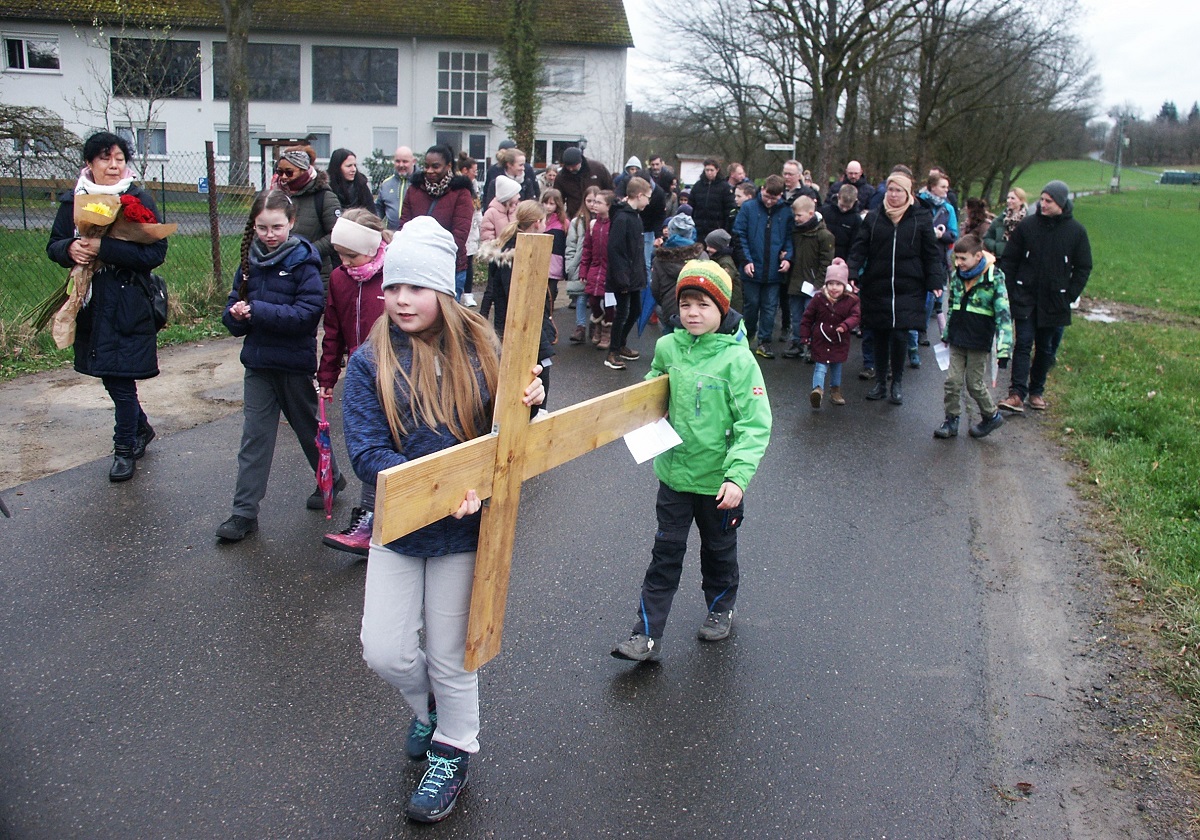 Rund 50 Glubige nahmen an der Kreuzwegprozession in Elkhausen teil